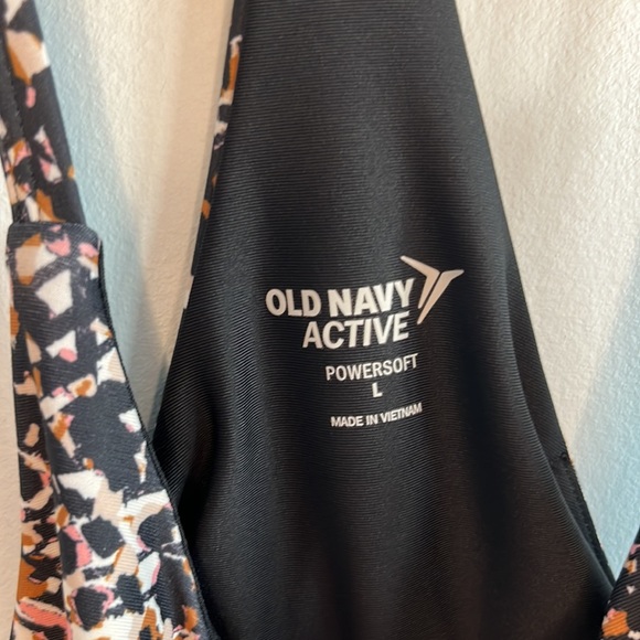 Old Navy Athletic Crop Top with Abstract Print size Large - Picture 3 of 3